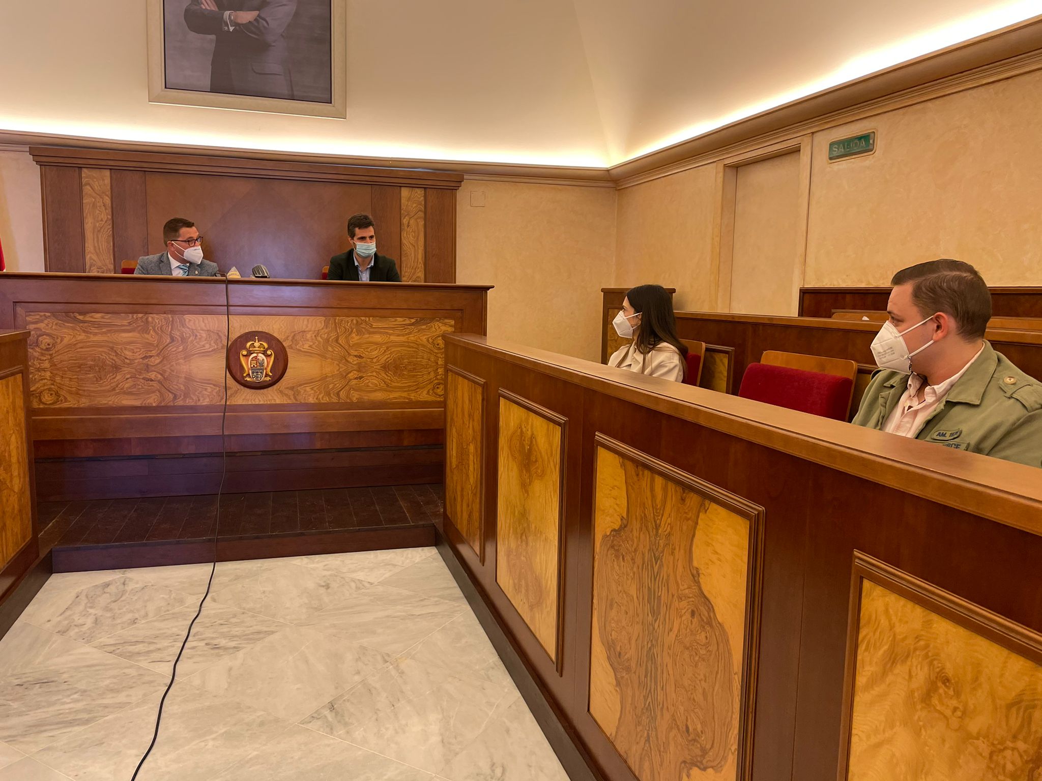 Luis Miguel Carmona y Francisco Huertas, con beneficiarios de estas ayudas en Andújar. | Ampliar en ventana nueva | Diputación de Jaén